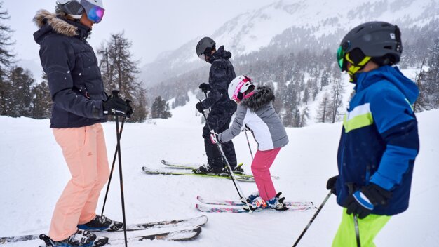 How to Dress Your Kids for Skiing (12 essential tips!)