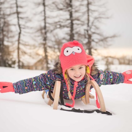 https://www.intersportrent.com/IIC/Blog/How%20to%20dress%20your%20kids%20for%20skiing/image-thumb__25891__ir-2021-magazin-teaser/kids-rodeln.jpeg