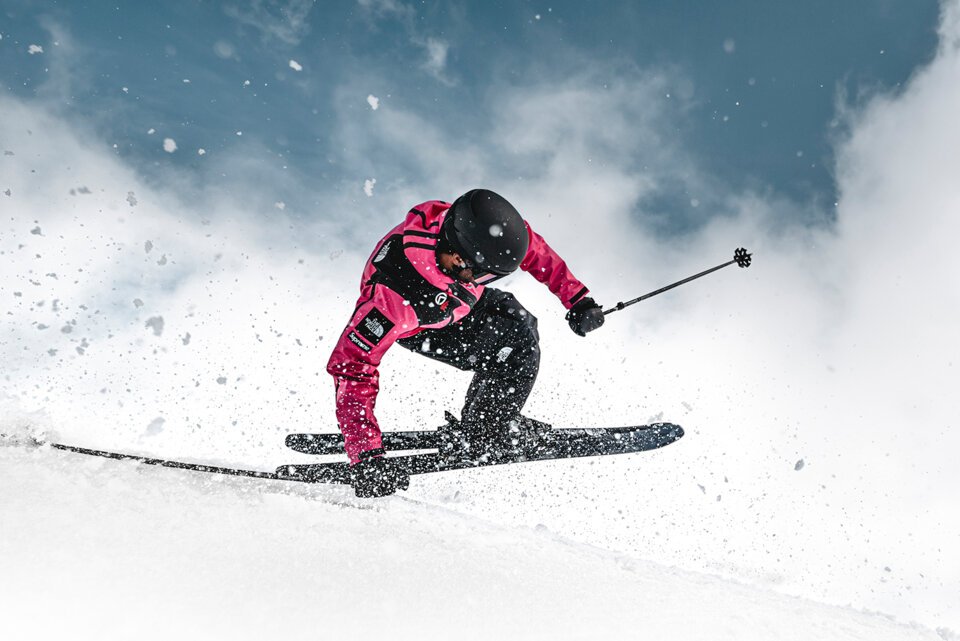 © Atomic Austria GmbH Skier jumping in snow. | © Atomic Austria GmbH