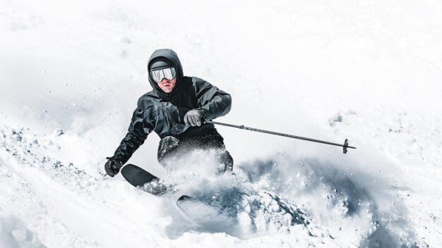 © Liam Doran / Atomic Austria GmbH Skier carving through deep snow. | © Liam Doran / Atomic Austria GmbH