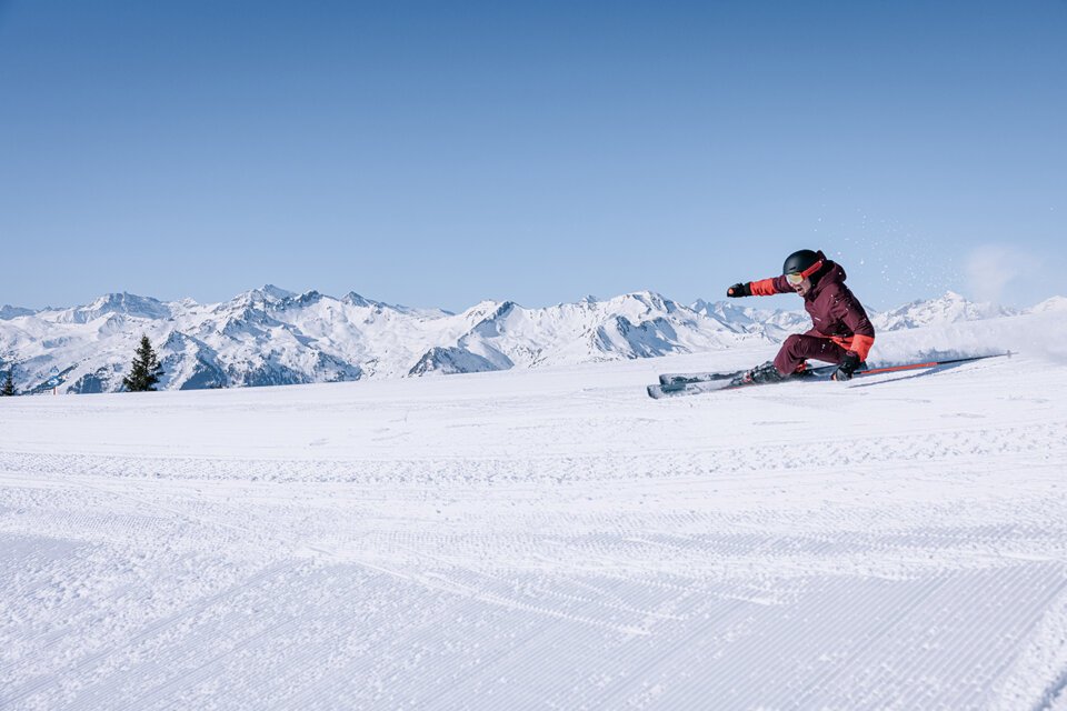© IIC - INTERSPORT International Corporation GmbH Skier skiing on a snow-covered slope. | © IIC - INTERSPORT International Corporation GmbH