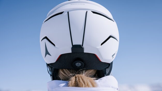 © IIC - INTERSPORT International Corporation GmbH White ski helmet from the back. | © IIC - INTERSPORT International Corporation GmbH