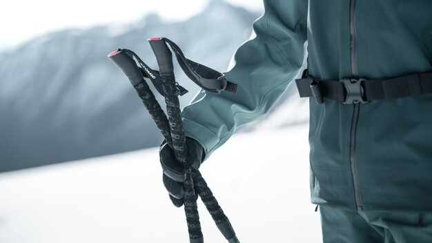 © Atomic Austria GmbH Person holding ski poles in the snow. | © Atomic Austria GmbH