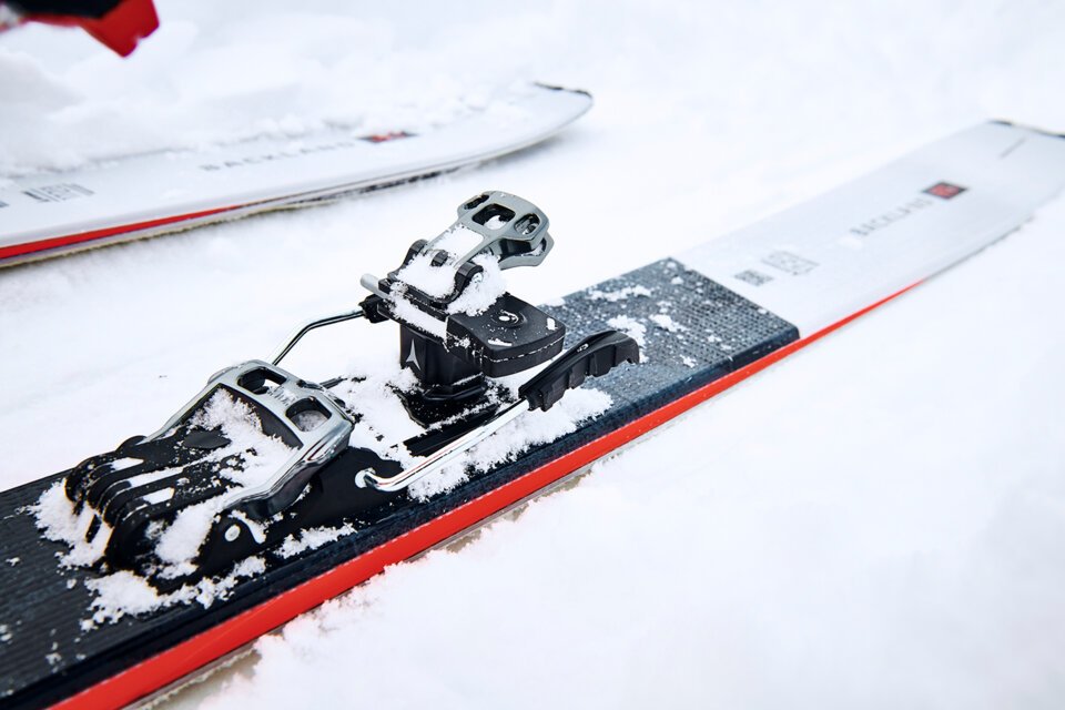 © Atomic Austria GmbH Ski binding in snow | © Atomic Austria GmbH