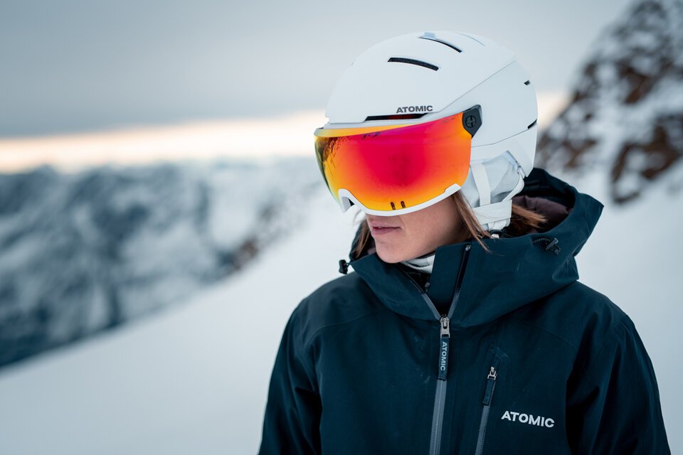 © Atomic Austria GmbH Woman wearing Atomic ski helmet and goggles | © Atomic Austria GmbH