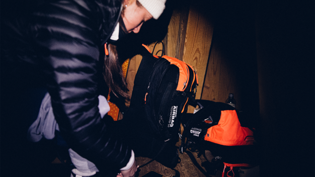 © Mammut Archive Woman packing backpack in dark room. | © Mammut Archive