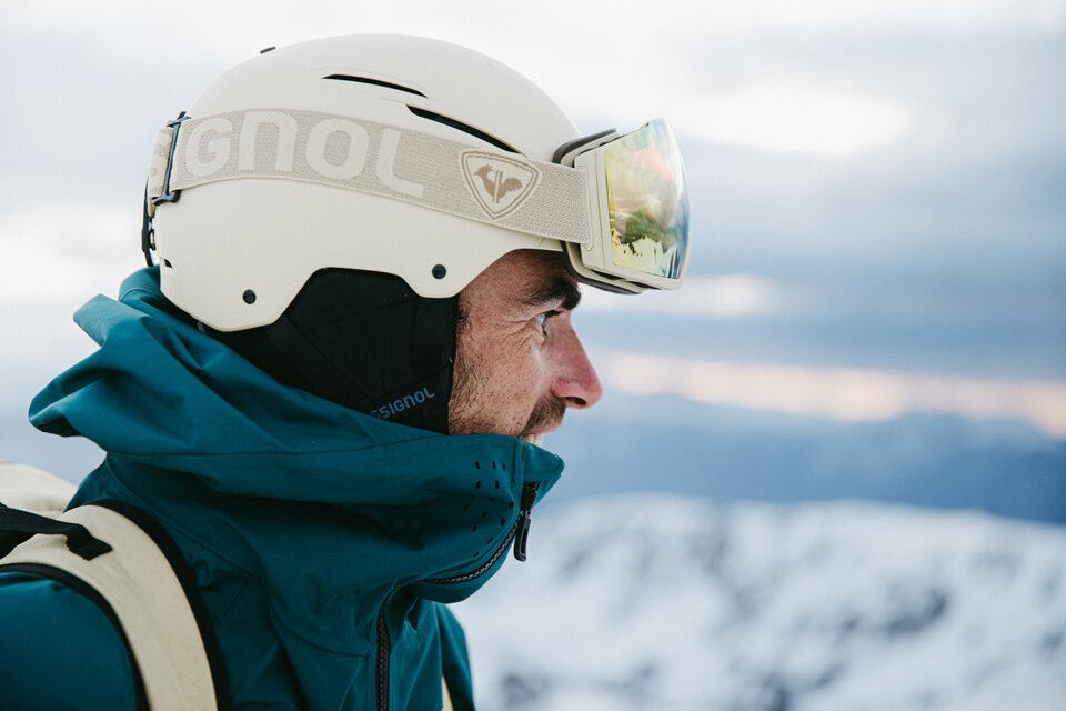 © Florian Monot / ROSSIGNOL Man wearing ski helmet and goggles in the mountains | © Florian Monot / ROSSIGNOL