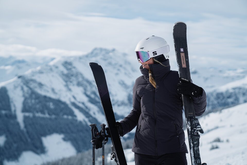 © INTERSPORT International Corporation GmbH Skifahrerin mit Ski und Helm in den Bergen | © INTERSPORT International Corporation GmbH