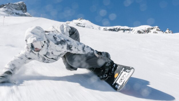 © Salomon Snowboarder speeding down the slopes. | © Salomon