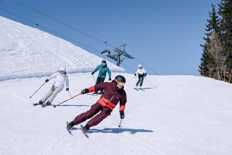 © IIC - INTERSPORT International Corporation GmbH Group of skiers on a ski slope. | © IIC - INTERSPORT International Corporation GmbH