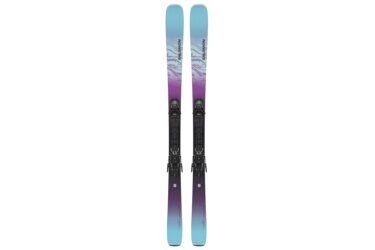 Une paire de skis Salomon Stance 80 avec fixations.